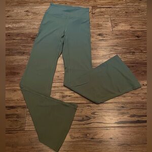 Lululemon high rise groove yoga pants olive / sage green size 6
